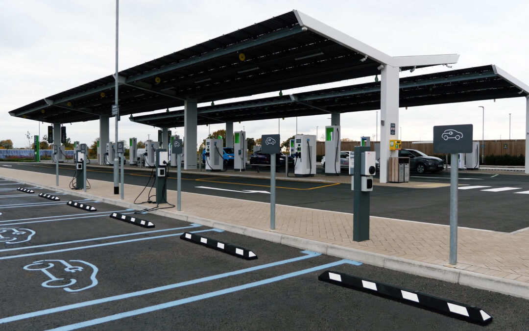 OMBRIERE PHOTOVOLTAIQUE ET BORNE DE RECHARGE